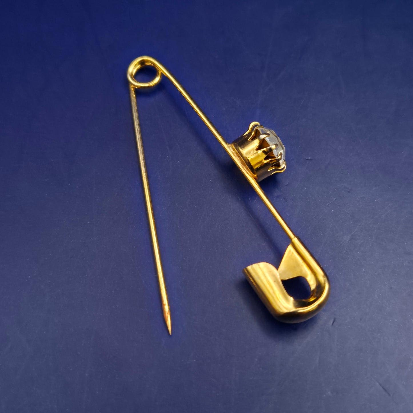 Elegante goldfarbene Brosche – Sicherheitsnadel mit funkelndem Kristall