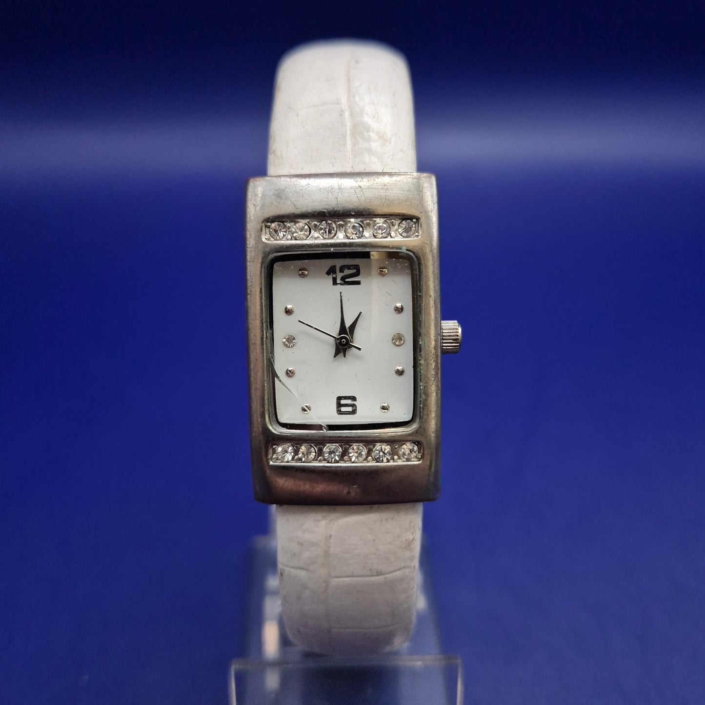 Modische Damen Uhr mit Strassbesatz – Weißes Armband im Kroko-Look
