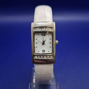 Modische Damen Uhr mit Strassbesatz – Weißes Armband im Kroko-Look