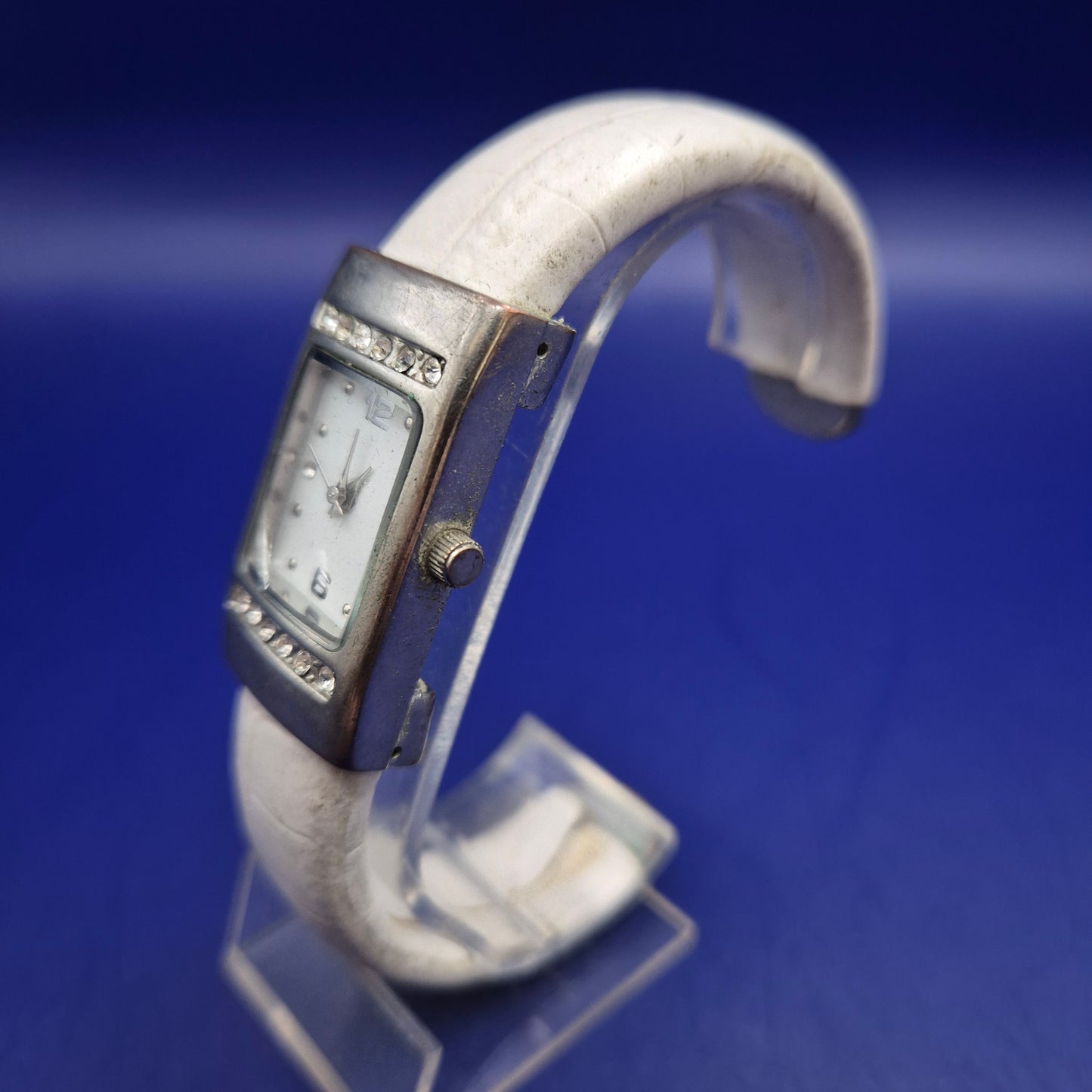 Modische Damen Uhr mit Strassbesatz – Weißes Armband im Kroko-Look