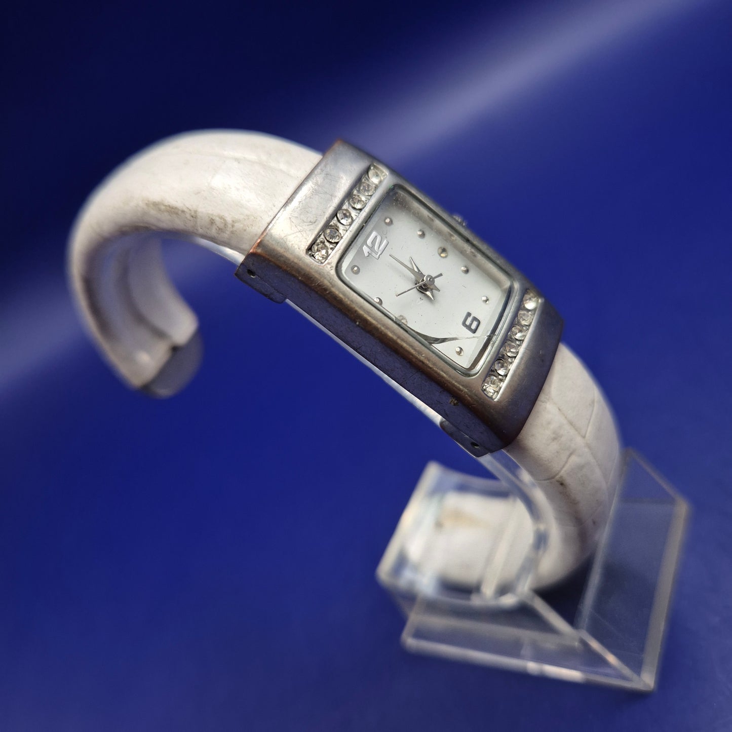 Modische Damen Uhr mit Strassbesatz – Weißes Armband im Kroko-Look