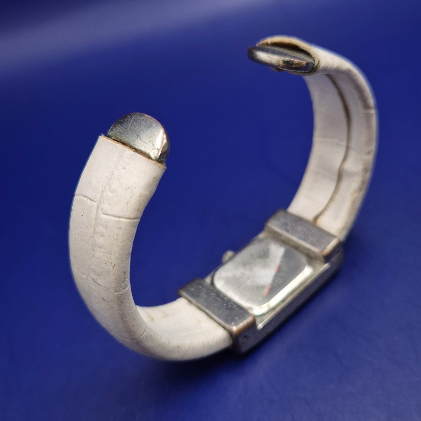 Modische Damen Uhr mit Strassbesatz – Weißes Armband im Kroko-Look