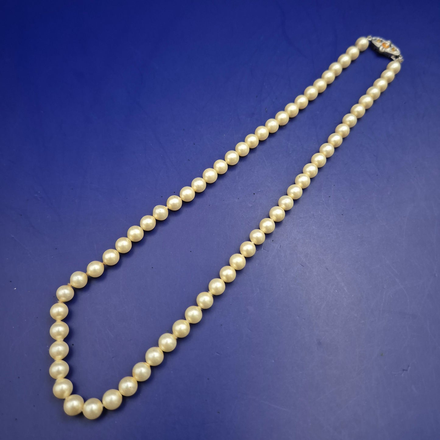 Klassische Perlen Kette mit ornamentalem Verschluss – Vintage Eleganz