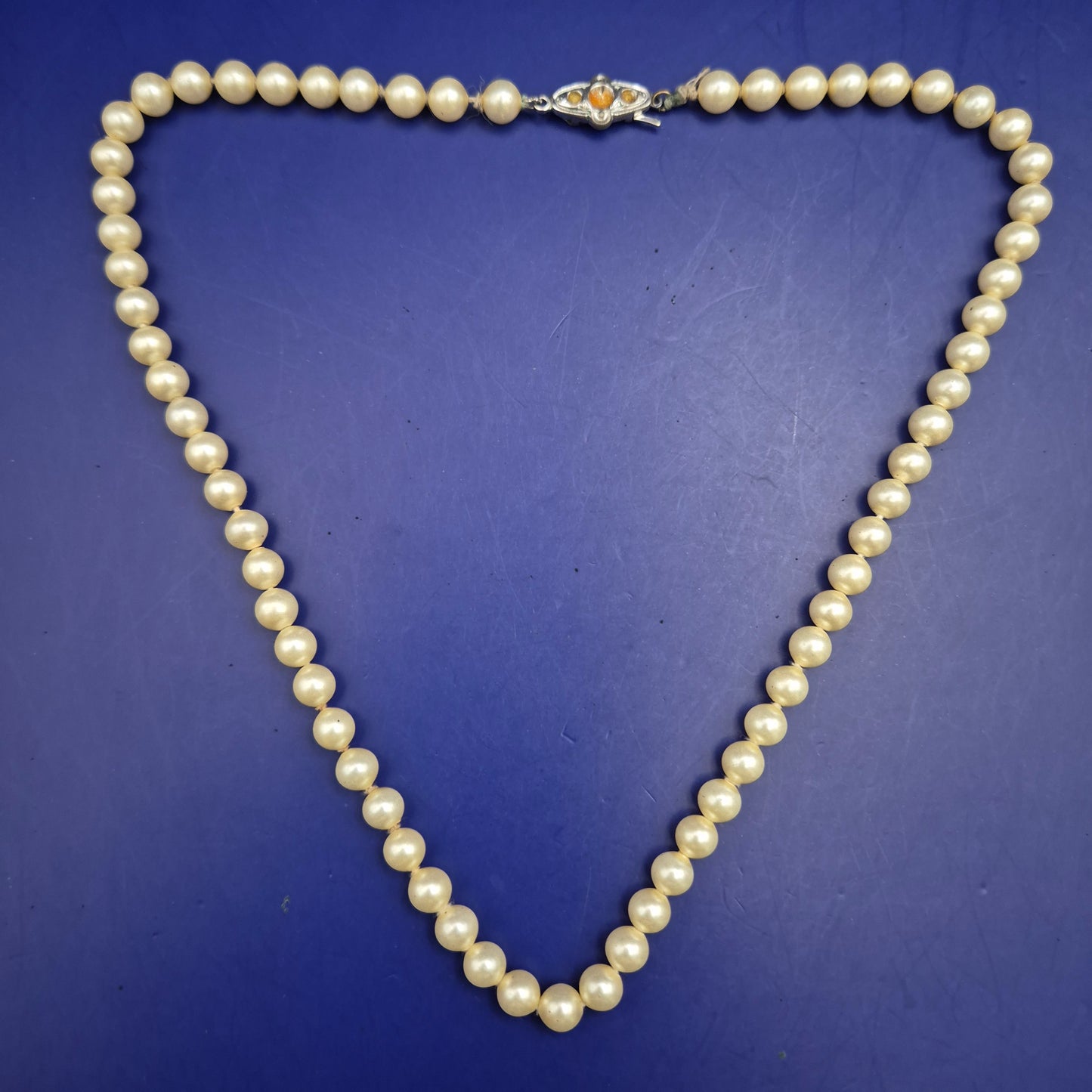Klassische Perlen Kette mit ornamentalem Verschluss – Vintage Eleganz