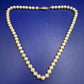 Klassische Perlen Kette mit ornamentalem Verschluss – Vintage Eleganz