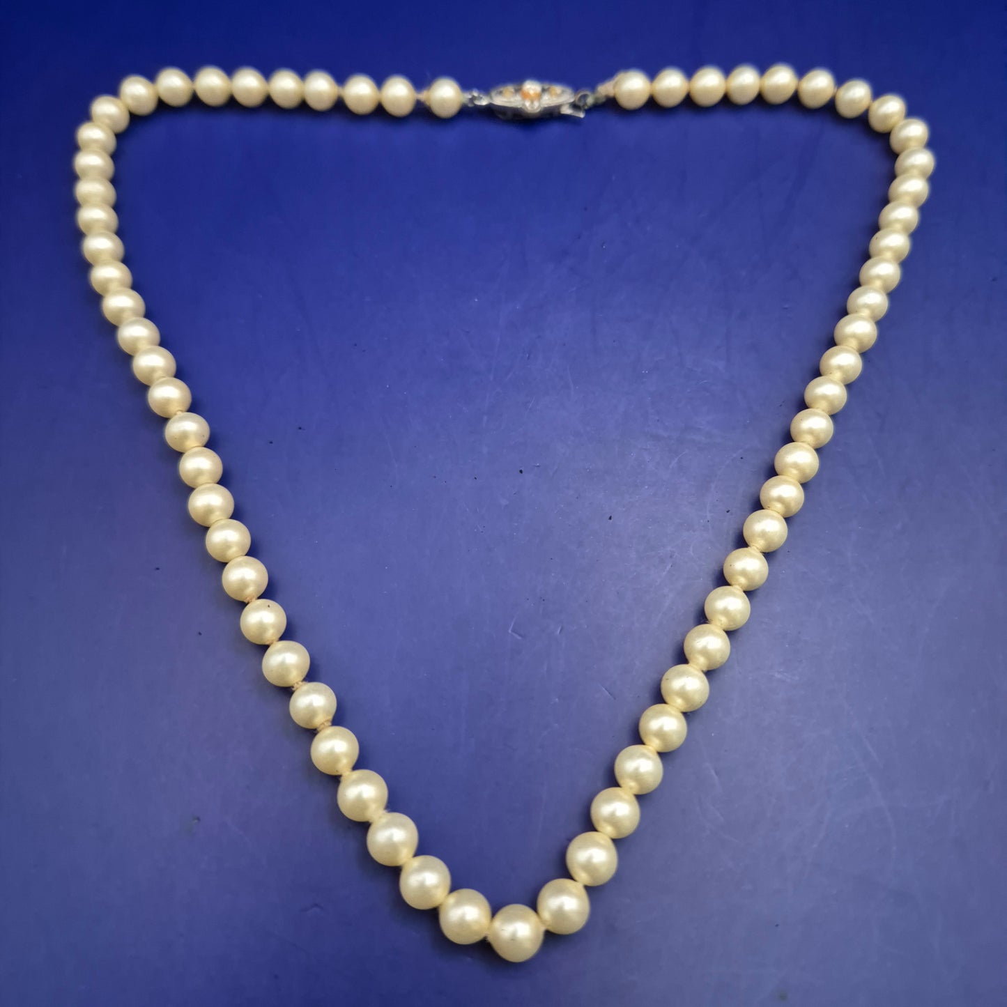 Klassische Perlen Kette mit ornamentalem Verschluss – Vintage Eleganz
