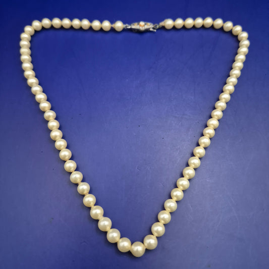 Klassische Perlen Kette mit ornamentalem Verschluss – Vintage Eleganz