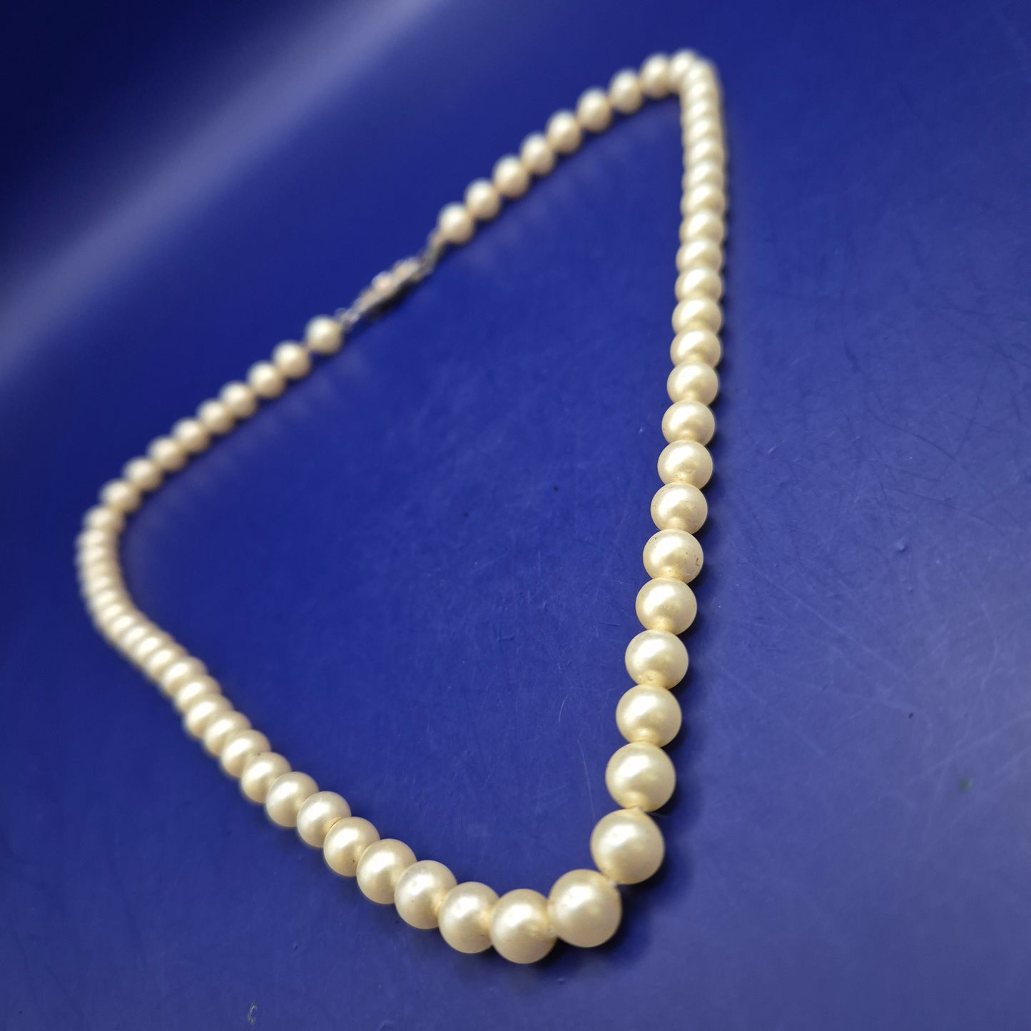 Klassische Perlen Kette mit ornamentalem Verschluss – Vintage Eleganz