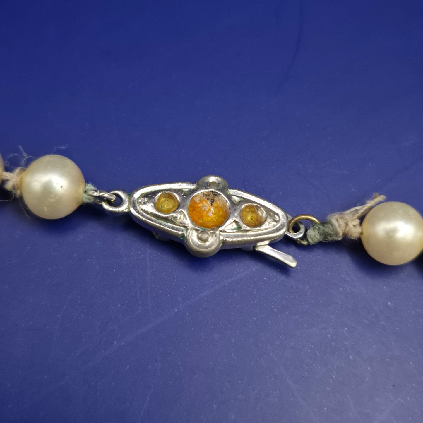 Klassische Perlen Kette mit ornamentalem Verschluss – Vintage Eleganz