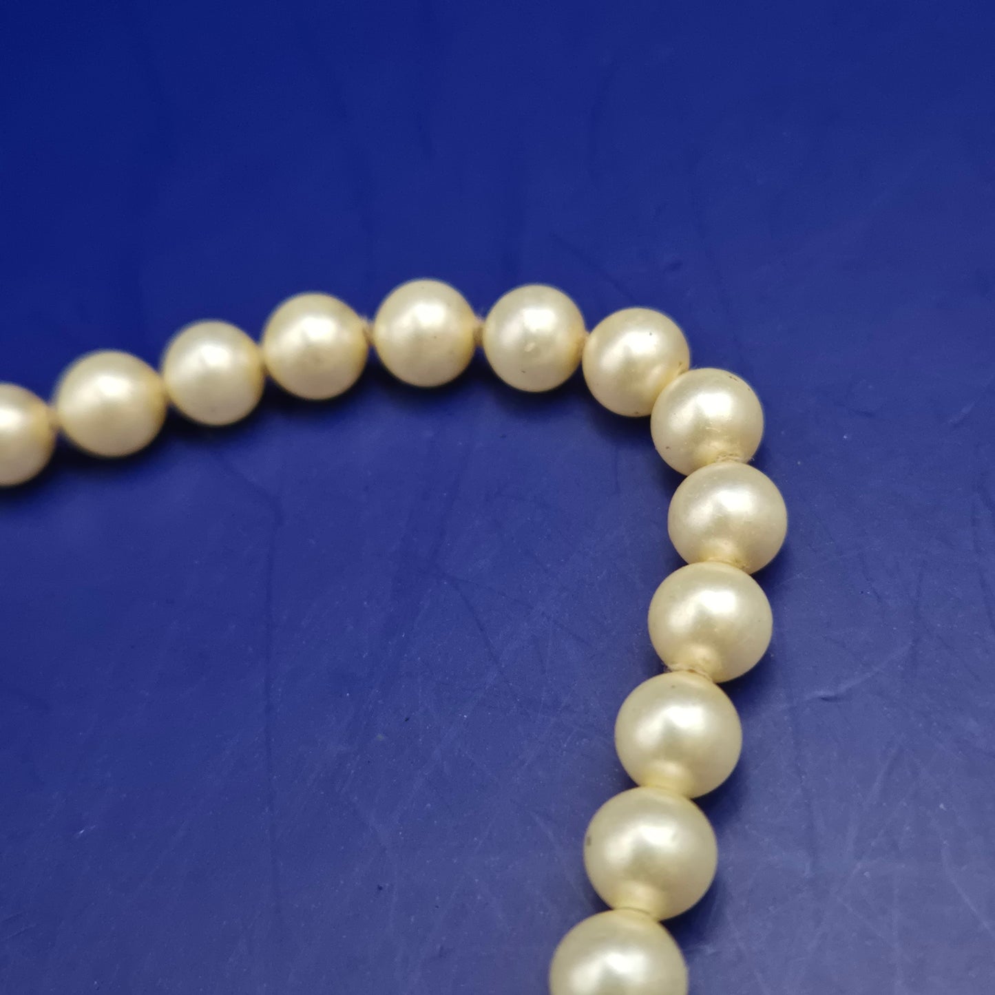 Klassische Perlen Kette mit ornamentalem Verschluss – Vintage Eleganz