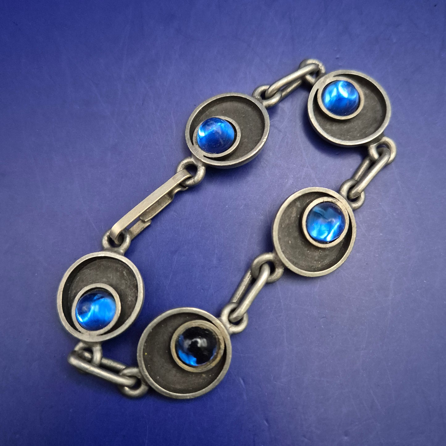 Vintage Løgeskov Tin Denmark Armband – Mid Century Modern mit blauen Steinen