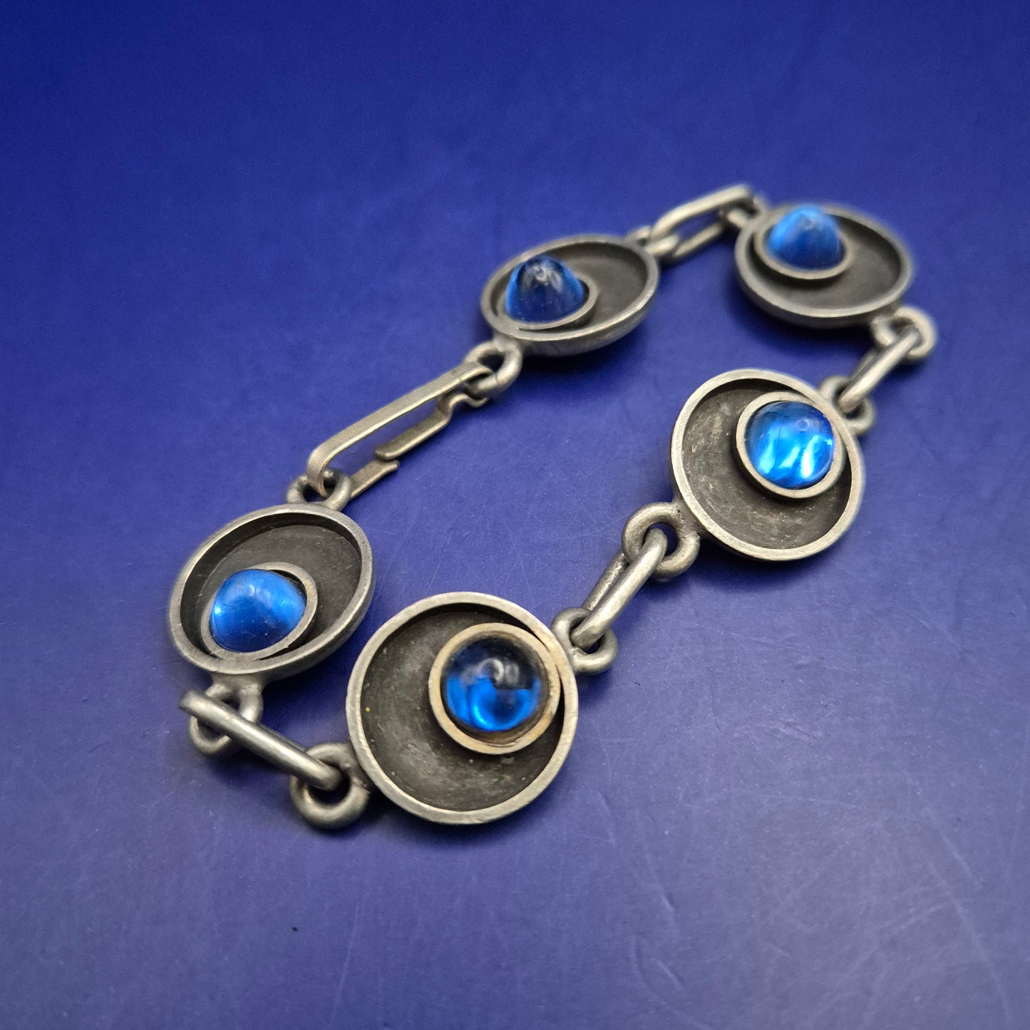 Vintage Løgeskov Tin Denmark Armband – Mid Century Modern mit blauen Steinen