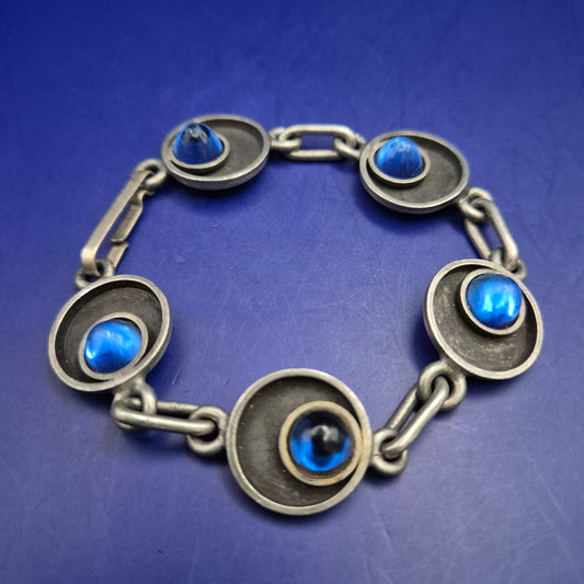 Vintage Løgeskov Tin Denmark Armband – Mid Century Modern mit blauen Steinen