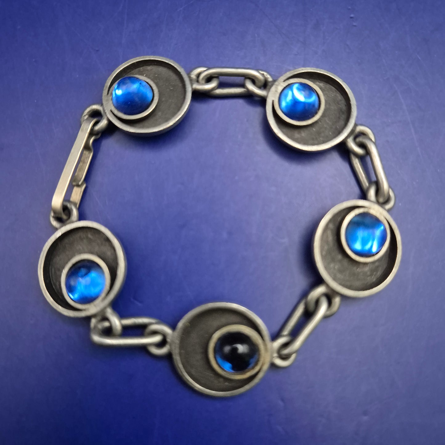 Vintage Løgeskov Tin Denmark Armband – Mid Century Modern mit blauen Steinen