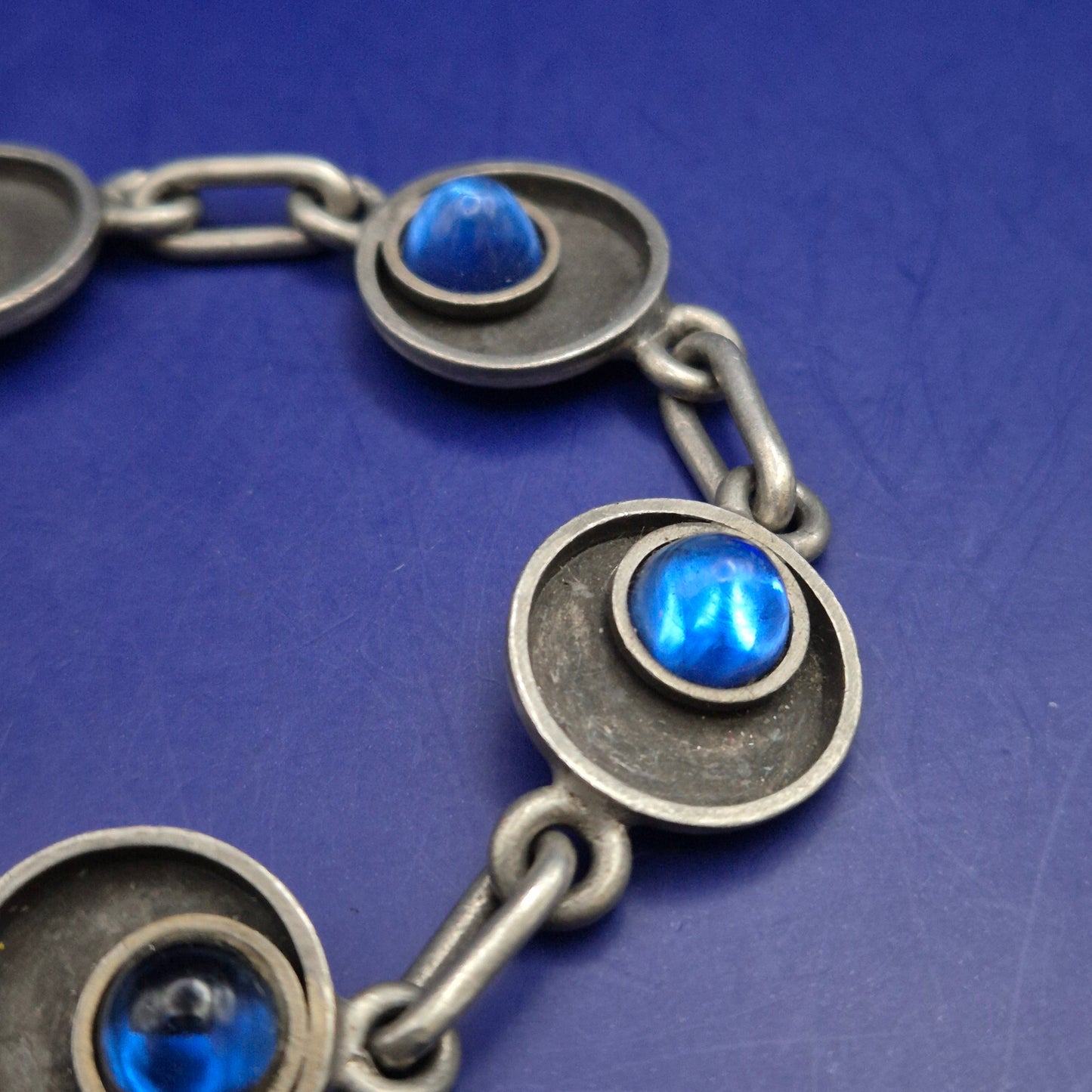 Vintage Løgeskov Tin Denmark Armband – Mid Century Modern mit blauen Steinen