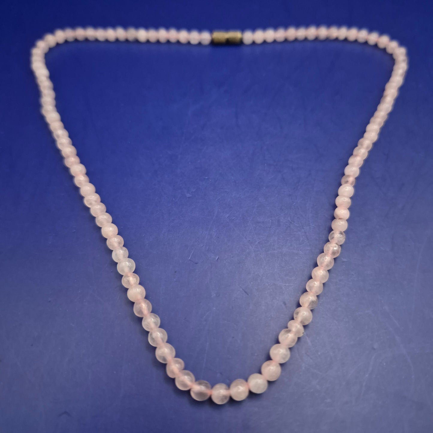 Zarte Rosenquarz Kette – Klassische Perlenkette mit Drehverschluss