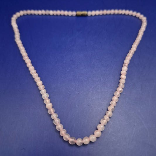 Zarte Rosenquarz Kette – Klassische Perlenkette mit Drehverschluss