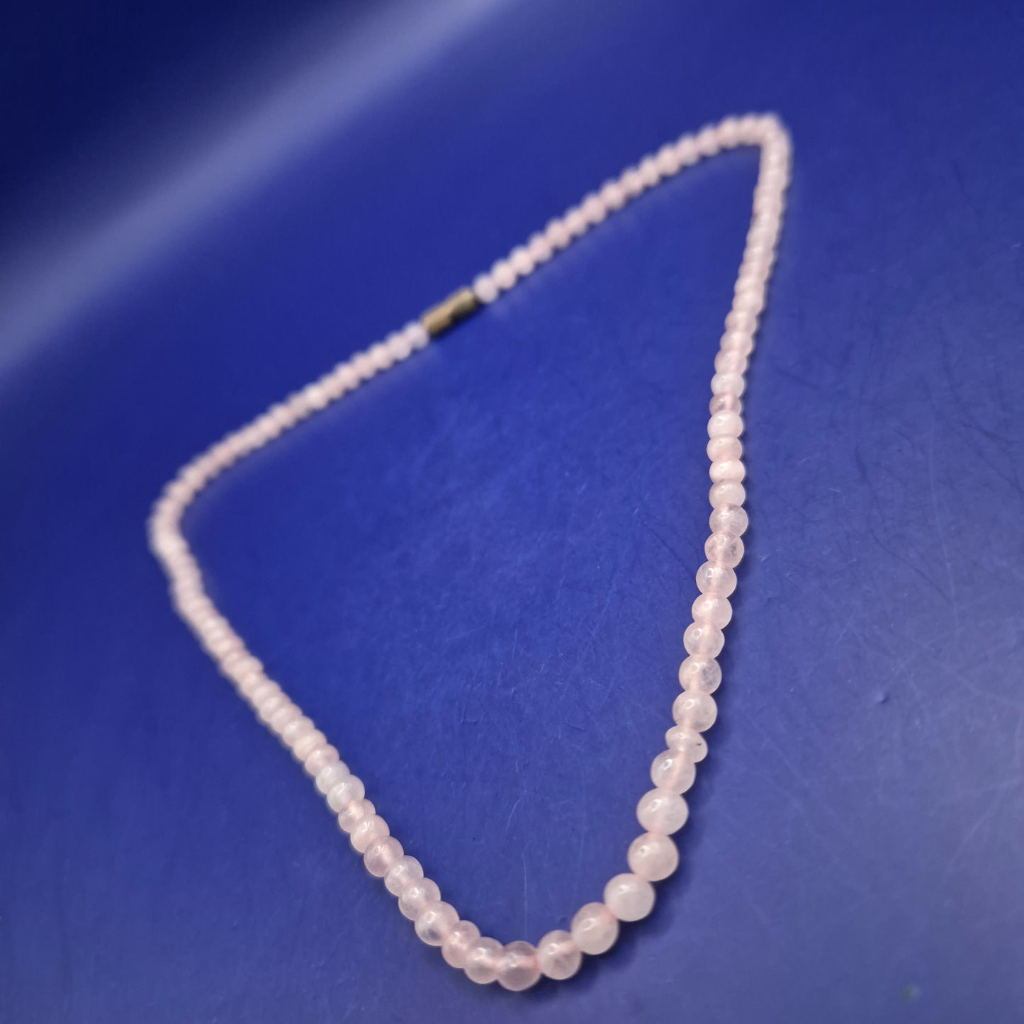 Zarte Rosenquarz Kette – Klassische Perlenkette mit Drehverschluss