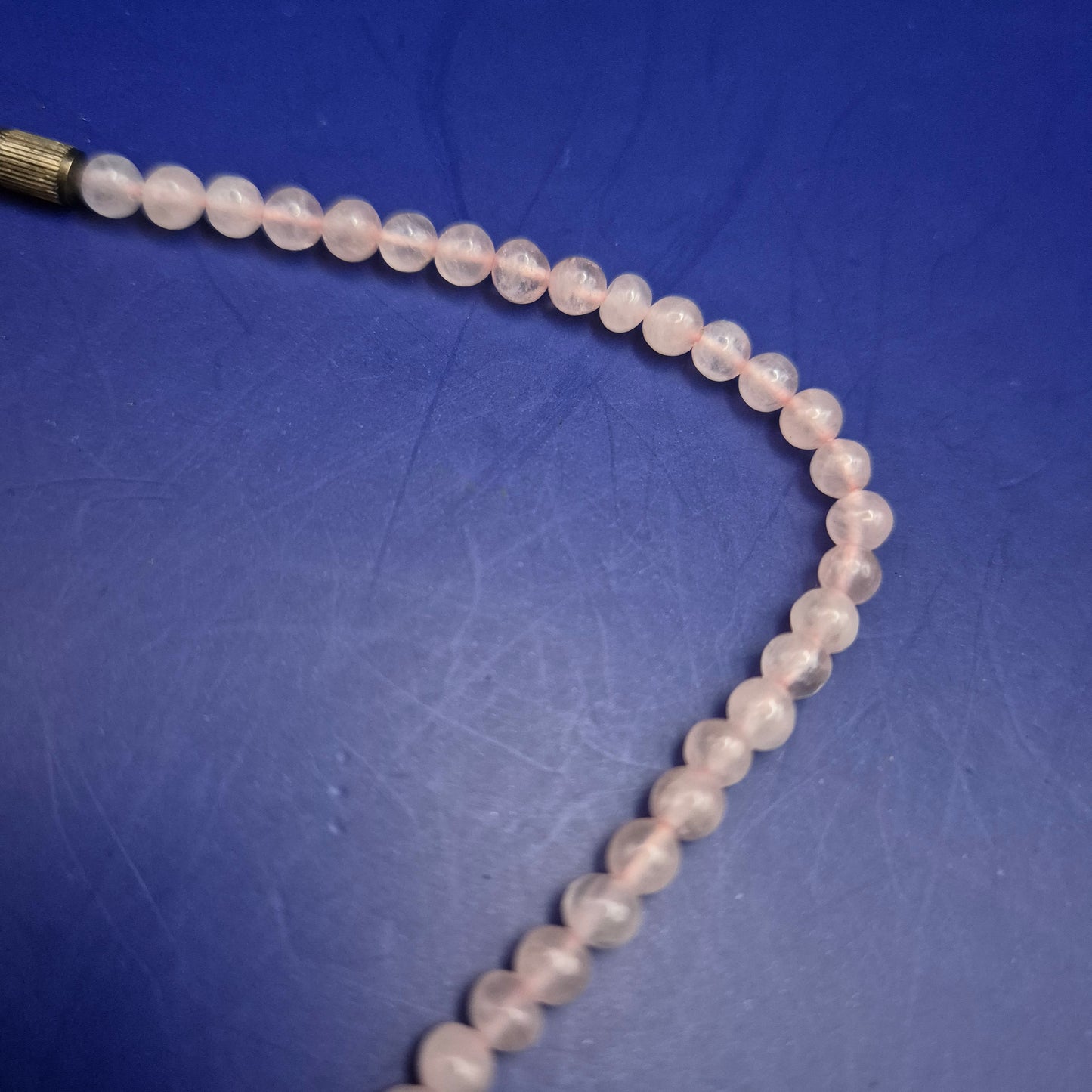 Zarte Rosenquarz Kette – Klassische Perlenkette mit Drehverschluss