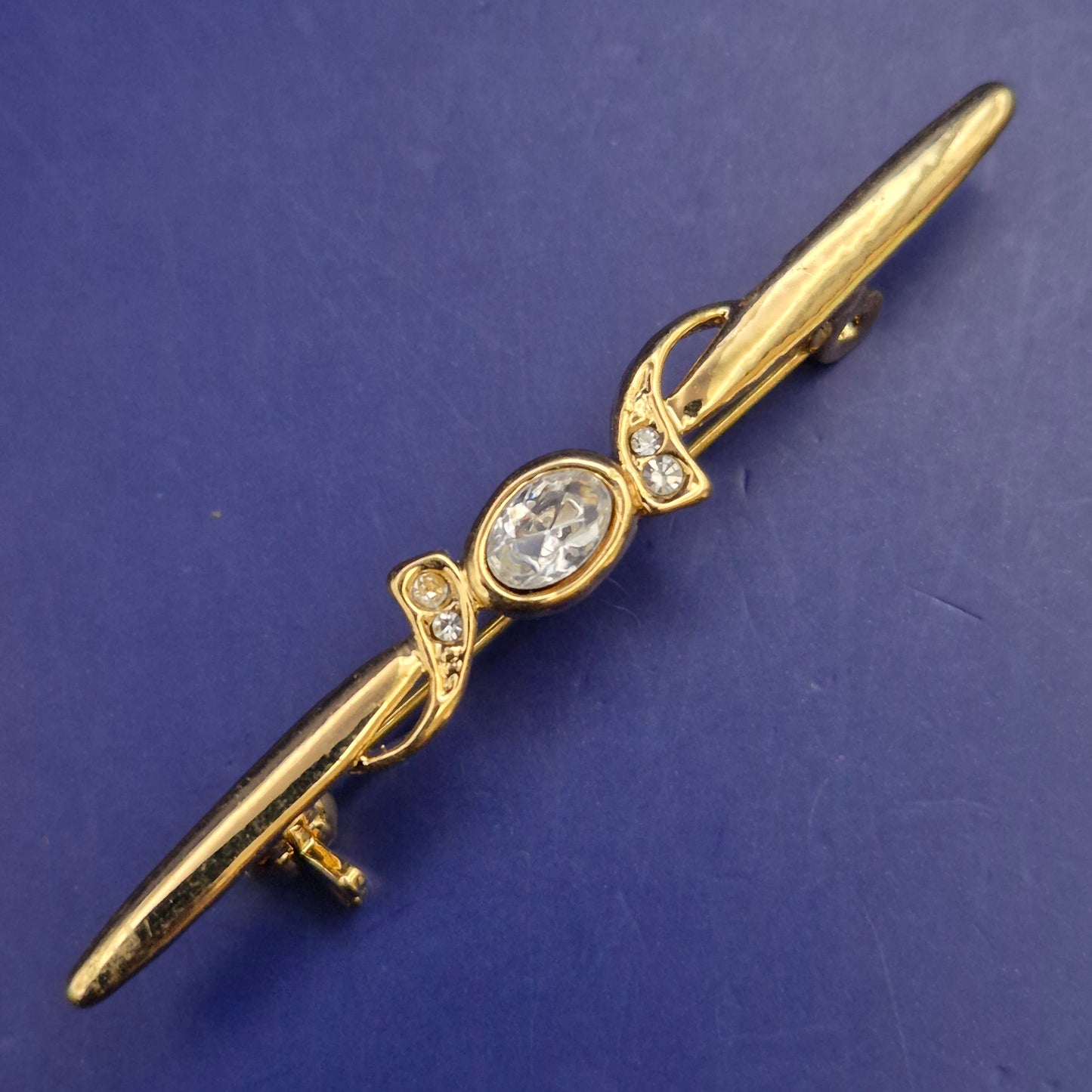 Elegante Goldene Vintage Stabbrosche – Klassischer Stil mit Kristallbesatz