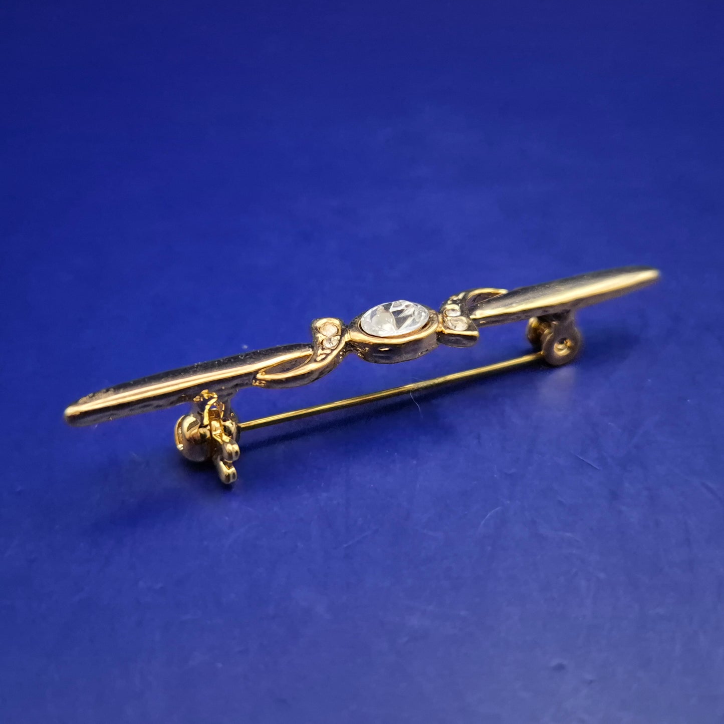 Elegante Goldene Vintage Stabbrosche – Klassischer Stil mit Kristallbesatz