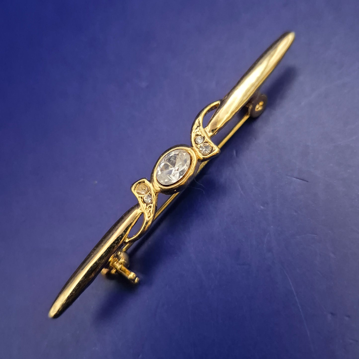 Elegante Goldene Vintage Stabbrosche – Klassischer Stil mit Kristallbesatz