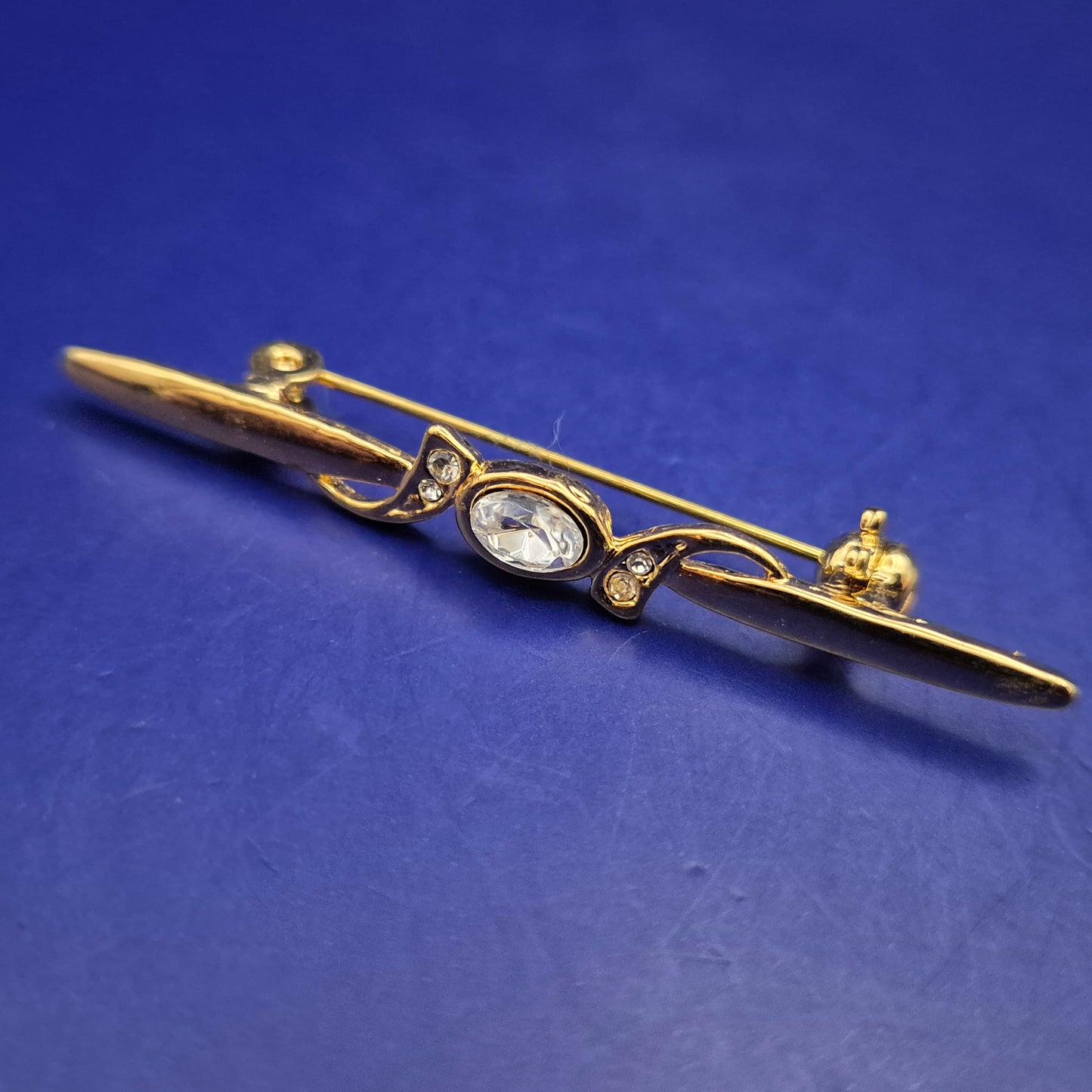 Elegante Goldene Vintage Stabbrosche – Klassischer Stil mit Kristallbesatz