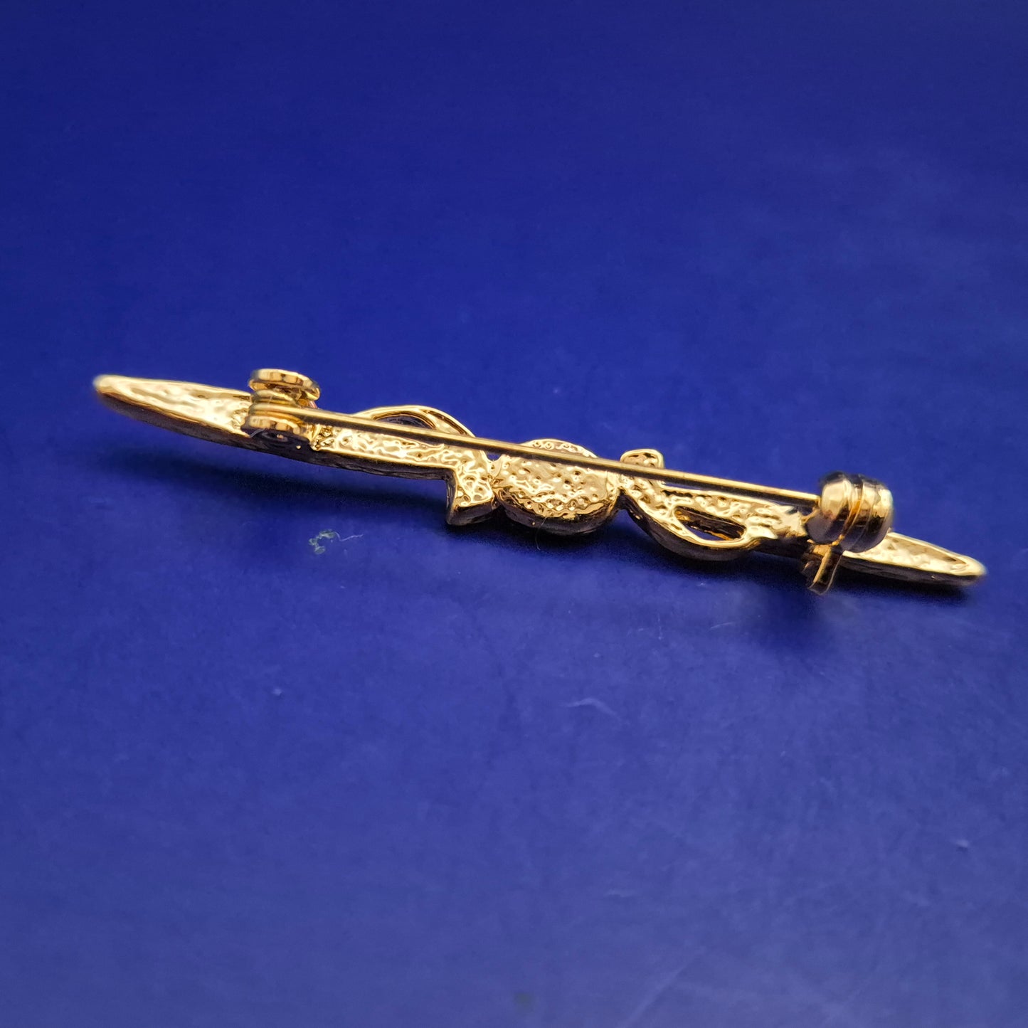 Elegante Goldene Vintage Stabbrosche – Klassischer Stil mit Kristallbesatz