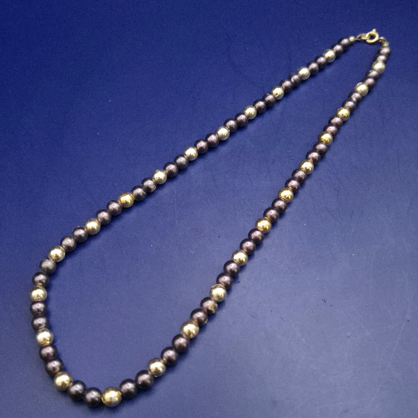 Elegante Perlenkette in Anthrazit & Gold – Klassischer Schmuck für Damen
