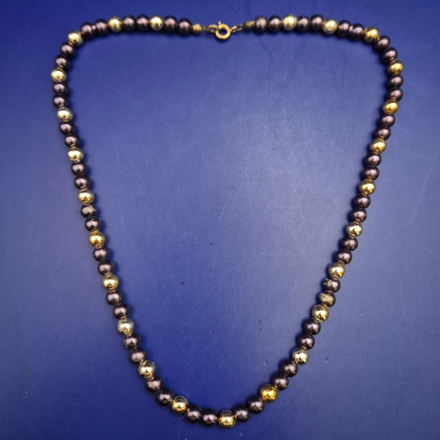 Elegante Perlenkette in Anthrazit & Gold – Klassischer Schmuck für Damen
