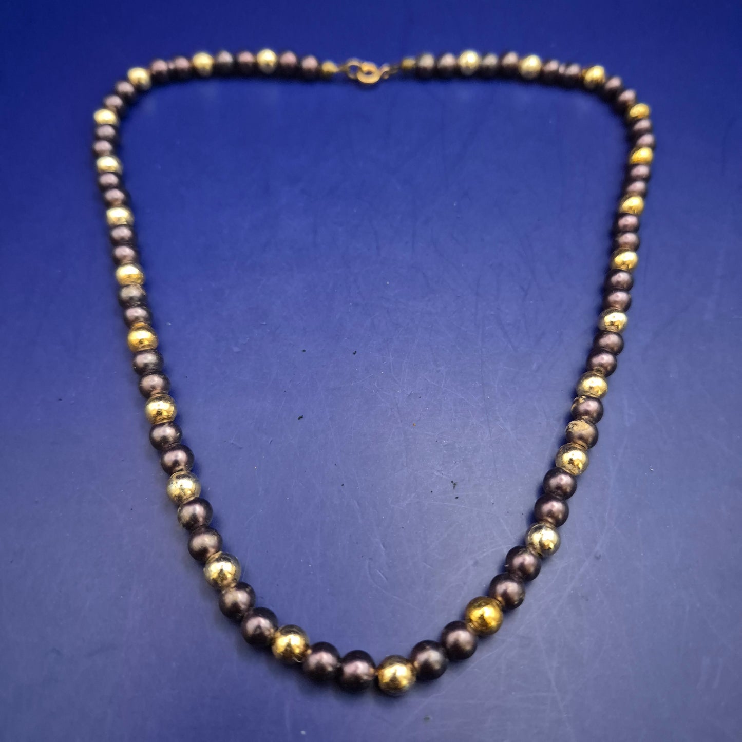 Elegante Perlenkette in Anthrazit & Gold – Klassischer Schmuck für Damen