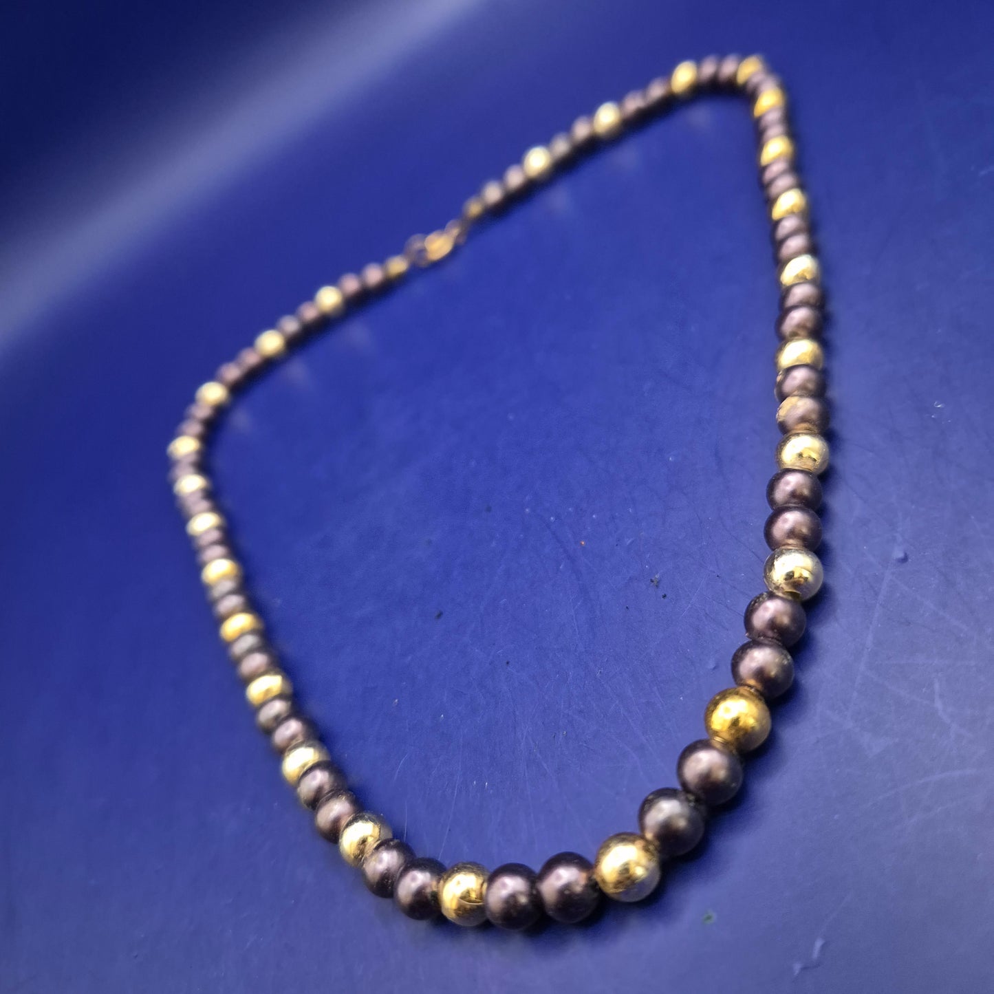 Elegante Perlenkette in Anthrazit & Gold – Klassischer Schmuck für Damen