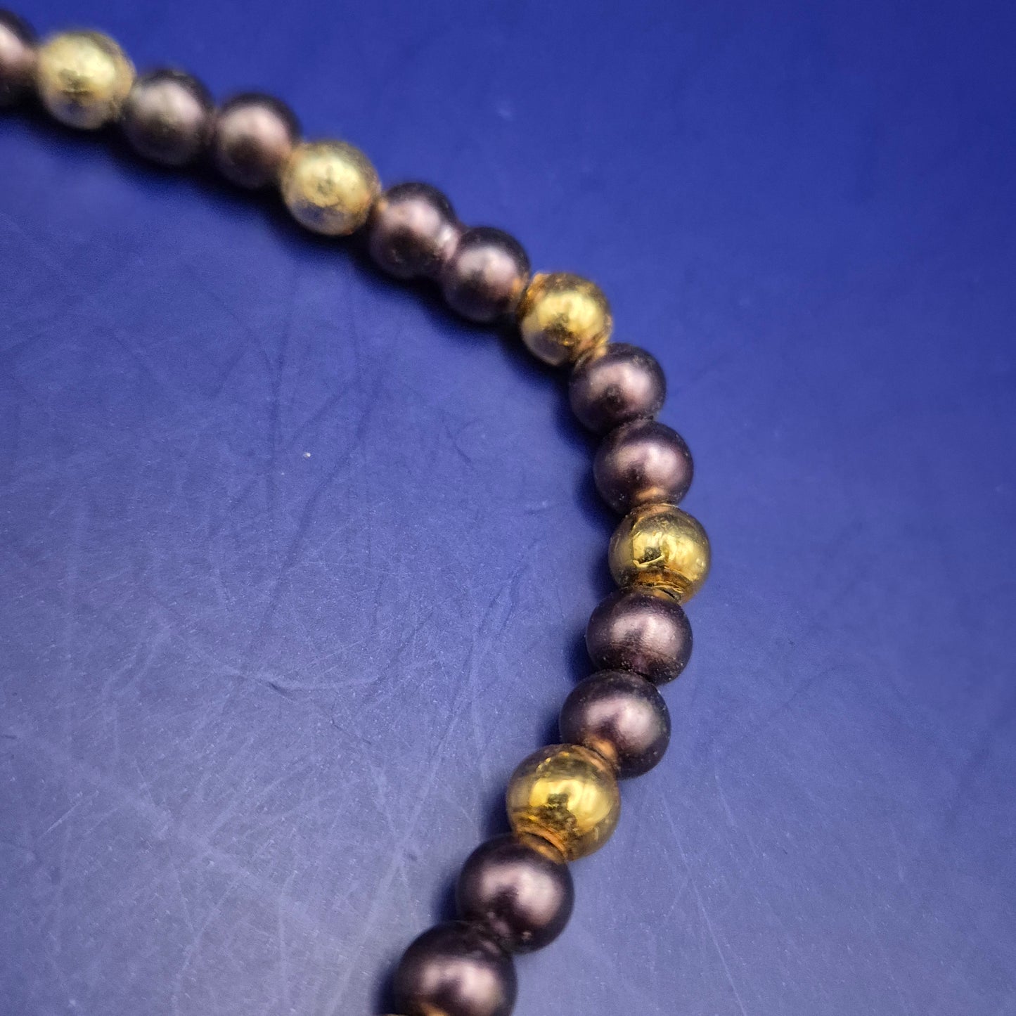 Elegante Perlenkette in Anthrazit & Gold – Klassischer Schmuck für Damen