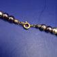 Elegante Perlenkette in Anthrazit & Gold – Klassischer Schmuck für Damen