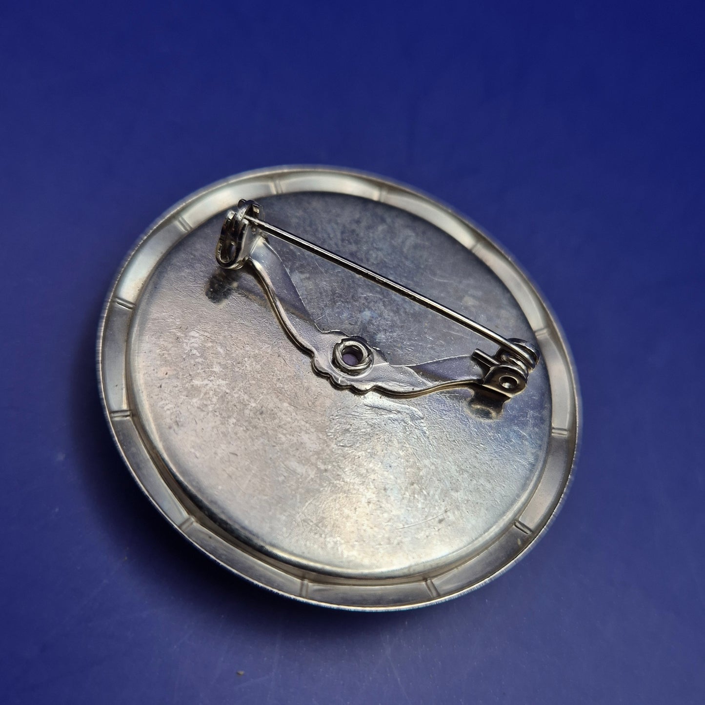 Künstlerische Vintage Brosche – Violine & Maske mit blauen Steinen