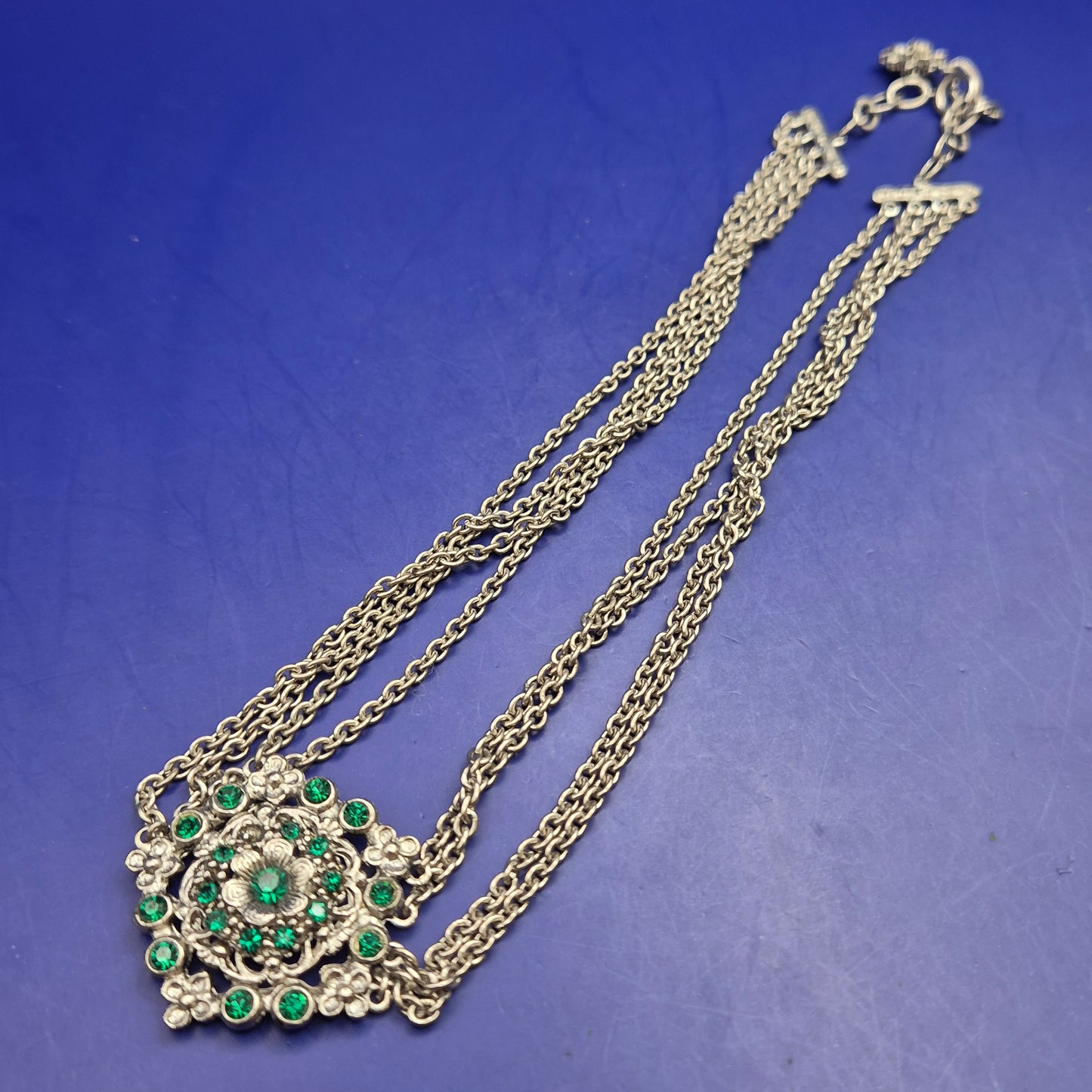 Prunkvolle Vintage Statement Kette – Silberfarben mit grünen Kristallen