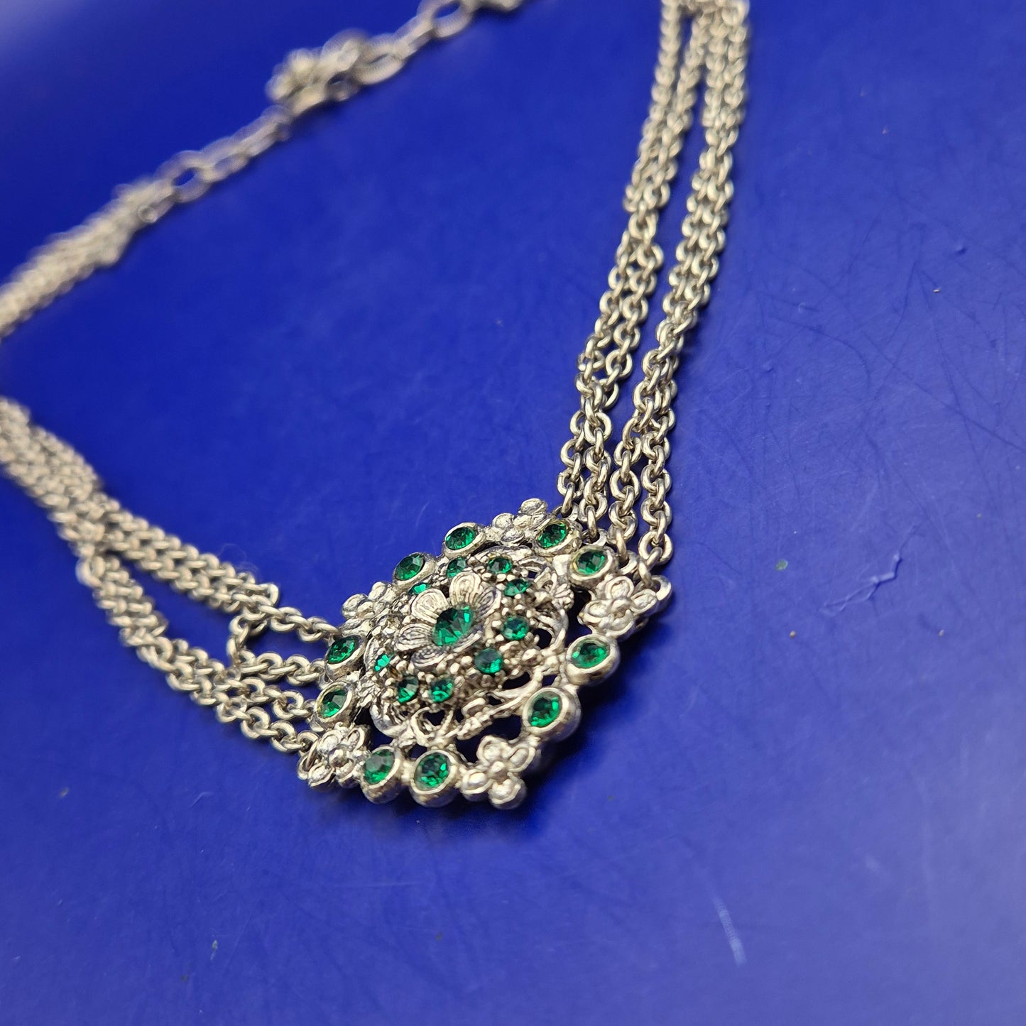 Prunkvolle Vintage Statement Kette – Silberfarben mit grünen Kristallen