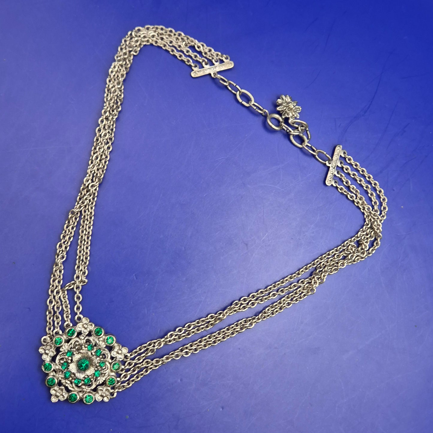Prunkvolle Vintage Statement Kette – Silberfarben mit grünen Kristallen