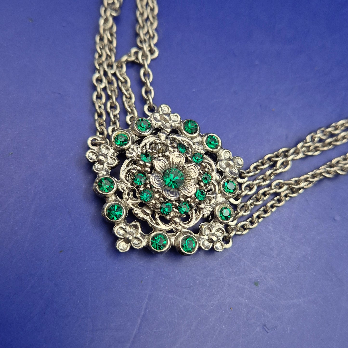 Prunkvolle Vintage Statement Kette – Silberfarben mit grünen Kristallen