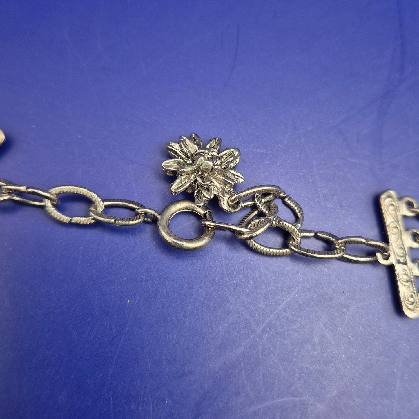 Prunkvolle Vintage Statement Kette – Silberfarben mit grünen Kristallen