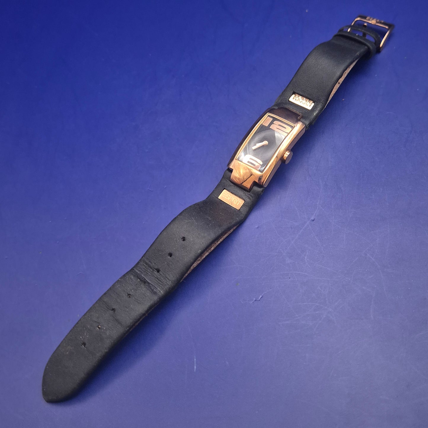 Moderne Esprit Damen Uhr – Roségold-Look mit Strass-Details