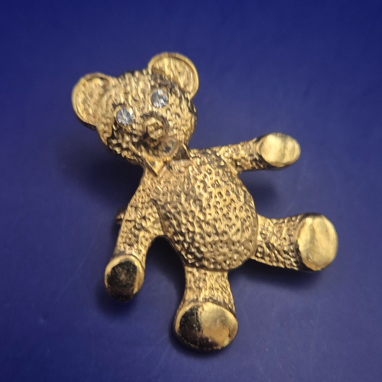 Niedliche Teddybär Brosche – Vergoldet mit funkelnden Strass-Augen