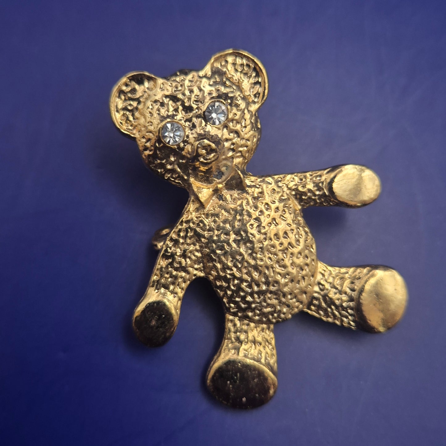 Niedliche Teddybär Brosche – Vergoldet mit funkelnden Strass-Augen