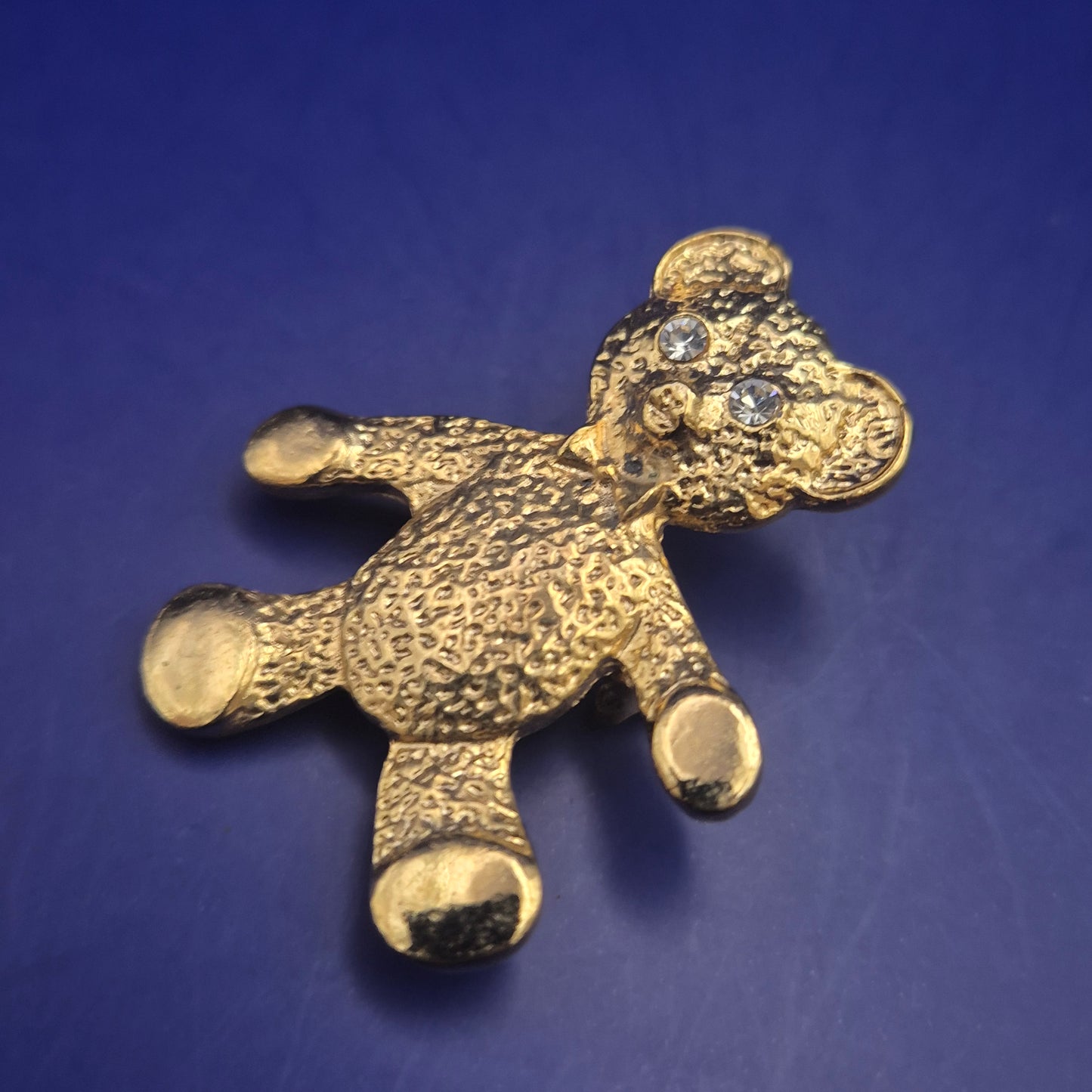 Niedliche Teddybär Brosche – Vergoldet mit funkelnden Strass-Augen