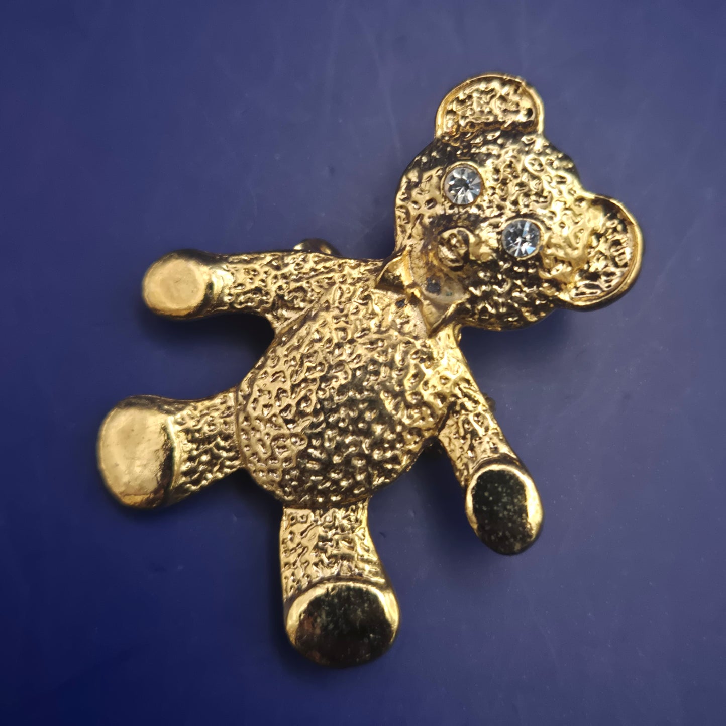 Niedliche Teddybär Brosche – Vergoldet mit funkelnden Strass-Augen