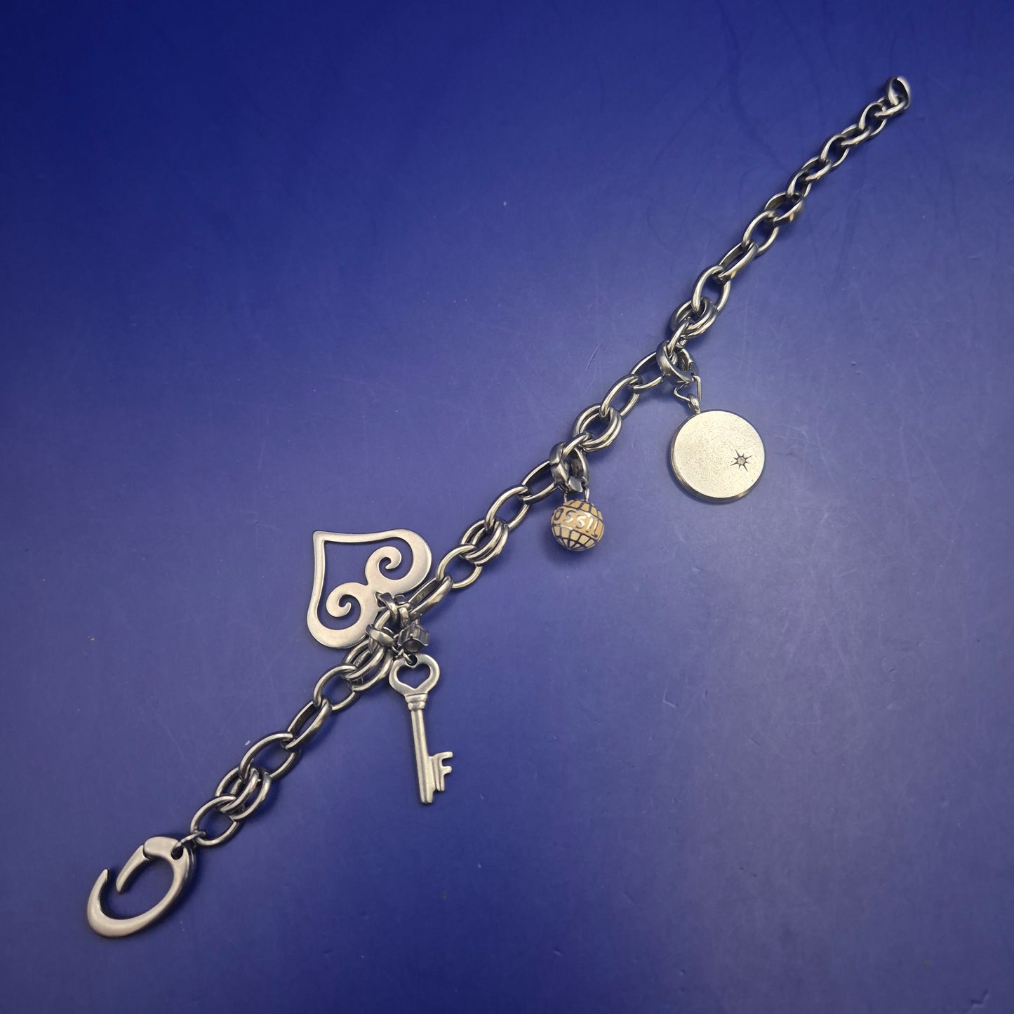 Fossil Damen Armband – Vintage-Stil mit Herz-, Schlüssel- und Globus-Anhängern