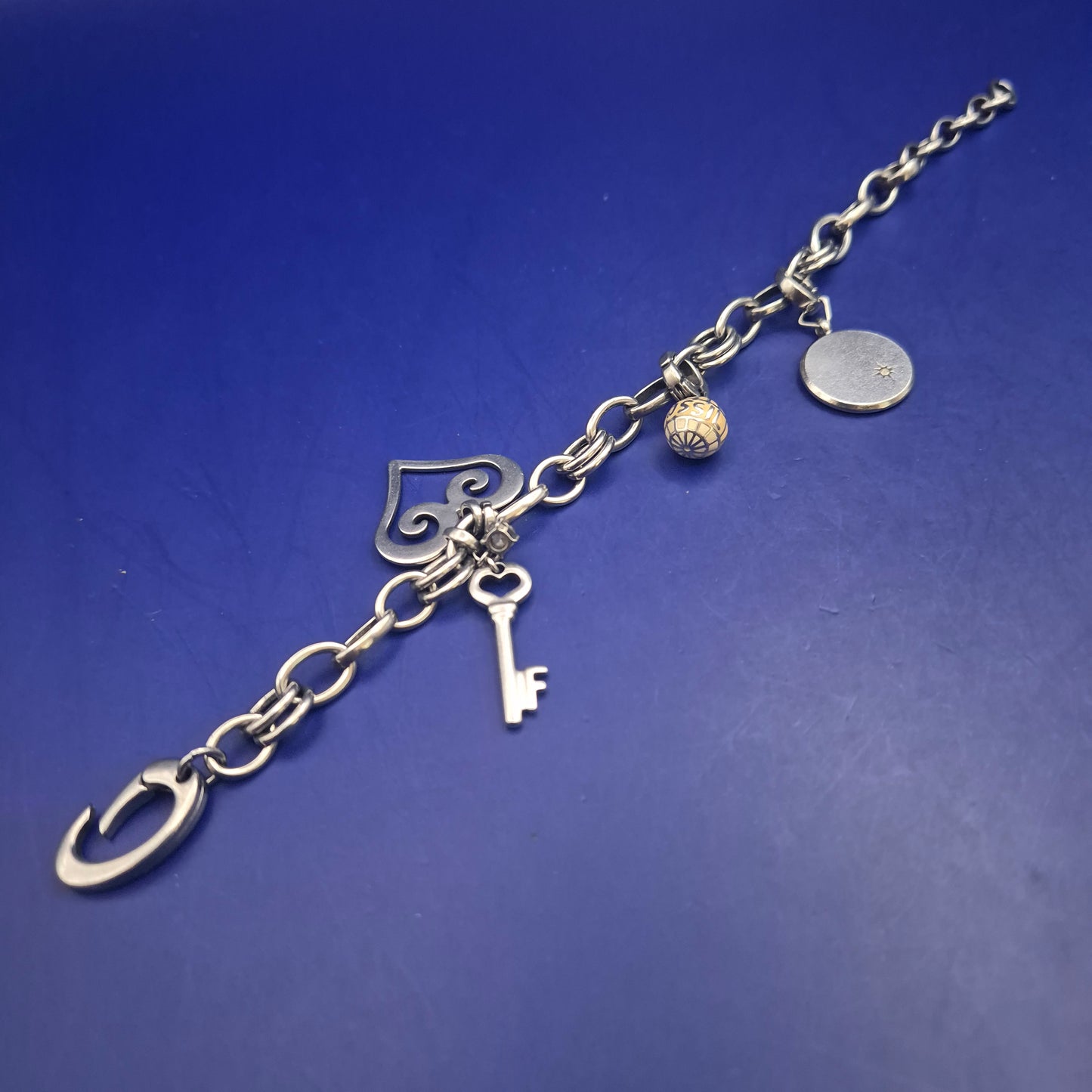 Fossil Damen Armband – Vintage-Stil mit Herz-, Schlüssel- und Globus-Anhängern
