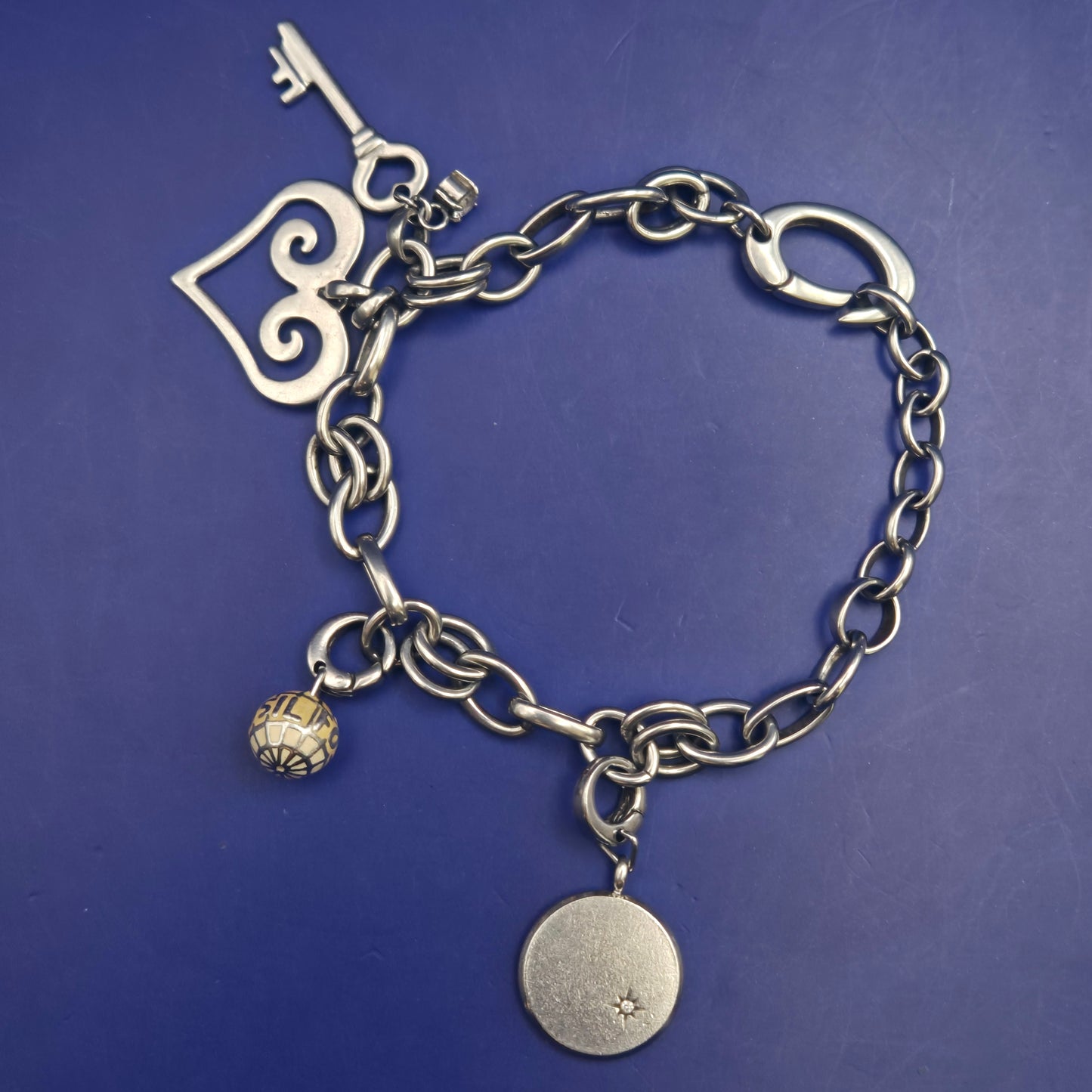 Fossil Damen Armband – Vintage-Stil mit Herz-, Schlüssel- und Globus-Anhängern