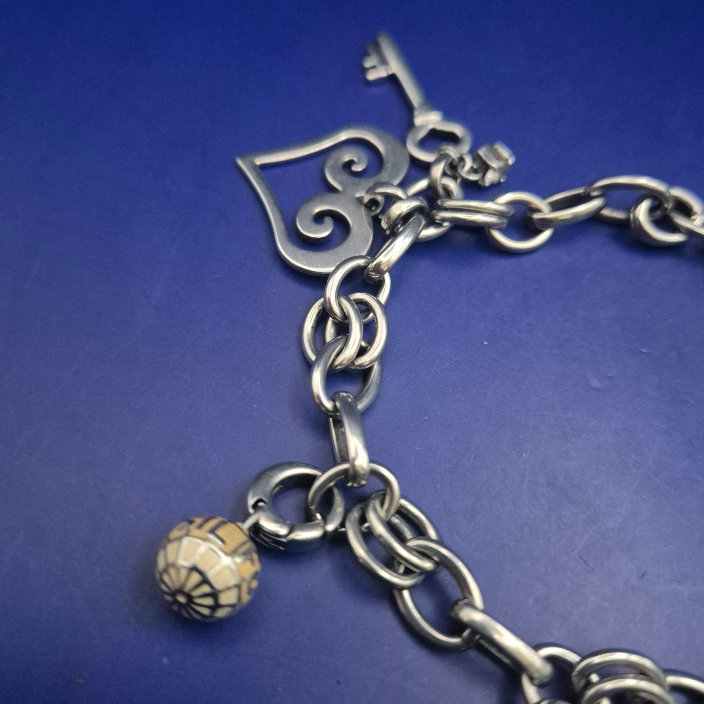 Fossil Damen Armband – Vintage-Stil mit Herz-, Schlüssel- und Globus-Anhängern