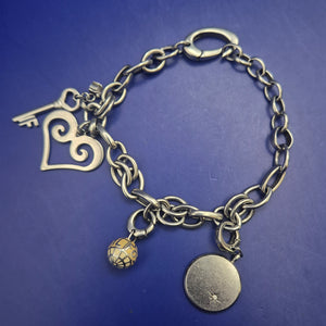 Fossil Damen Armband – Vintage-Stil mit Herz-, Schlüssel- und Globus-Anhängern